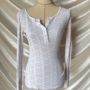 Aeropostale White Snowflake Henley button up top